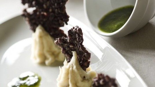 Baccalà mantecato con chips di riso Venere e olio al prezzemolo