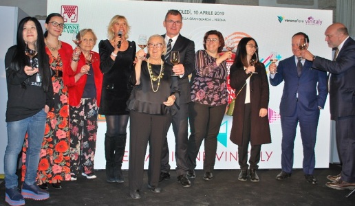 A Vinitaly le Donne del Vino e i vertici di VeronaFiere danno il via libera a due progetti destinati a potenziare le carriere e il talento femminile nel marketing e nella comunicazione del vino,
