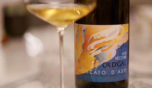 Ca' d'Gal Moscato d'Asti Vite Vecchia 2016 con calice