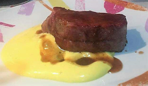 Coppa con cipolle rosse di Bassano caramellate, spuma di patate allo zafferano e lacca