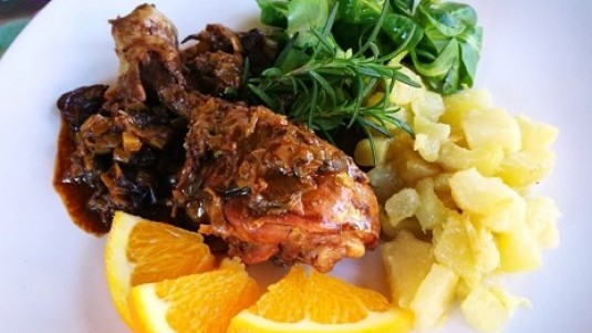 Cosciotti di pollo con porro, olive e paprika