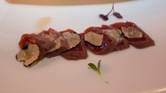Crudo di tonno rosso all’aceto mediterraneo e petali di tartufo nero