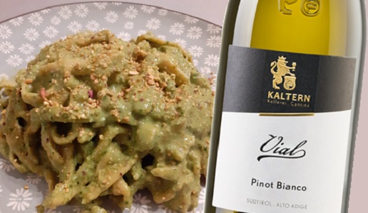 Fettuccine di farro con pesto di pistacchi e Alto Adige Pinot Bianco Vial 2020 Kaltern Kellerei Cantina
