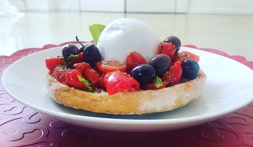 Freselle al pomodoro con zeste di limone e mozzarella di bufala