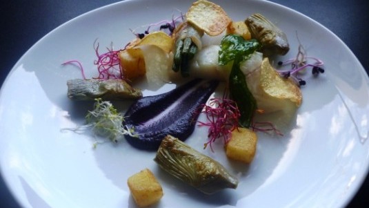 Nasello confit su crema di carote viola