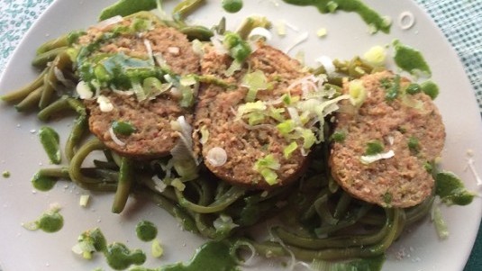 Polpettone al cartoccio con fagiolini e salsa al basilico