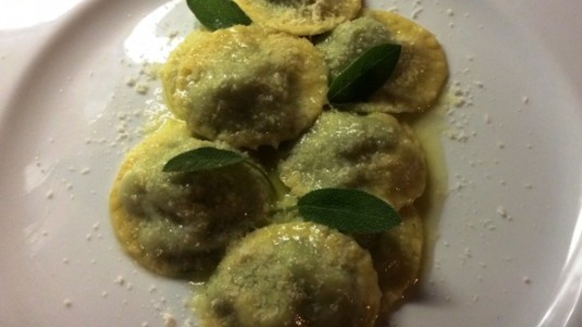 Ravioli di robiola di Roccaverano e borragine al burro e salvia