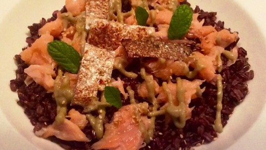 Riso Thai Khao Nim nero con salmone confit, crema di carciofi e sesamo