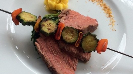 Sottocollo di manzo arrosto e insalata di mango