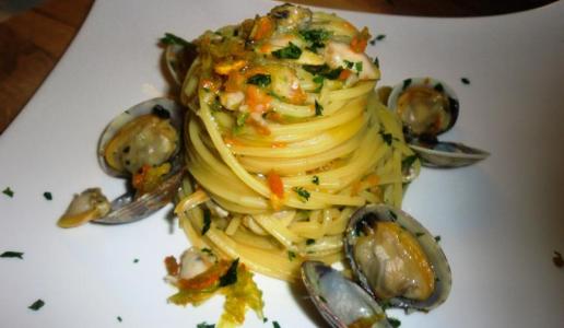 Spaghetti alla chitarra vongole e fiori di zucca
