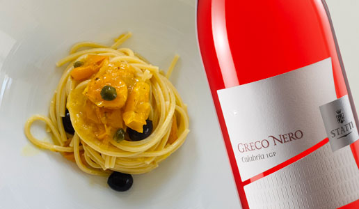 Spaghetti alla puttanesca gialla e Greco Nero Rosato 2018 Statti