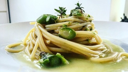 Spaghetti con asparagi e provolone 