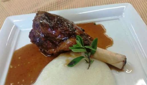 Stinco di maiale glassato con polenta bianca