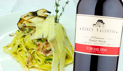 Tagliatelle con salsiccia e funghi porcini abbinato a Alto Adige Pinot Nero Riserva Sanct Valentin 2018