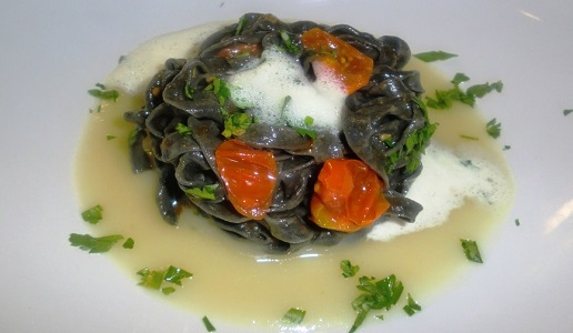 Tagliatelle al nero di Seppia con crema di topinambur