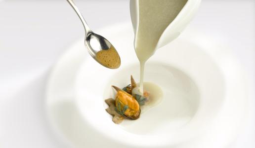 Vellutata di topinambur con creste di gallo, cozze e salsa liquirizia Davide Oldani