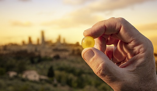Acino di Vernaccia di San Gimignano con il borgo sullo sfondo