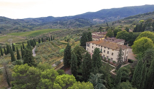 capezzana villa agriturismo vinsanteria