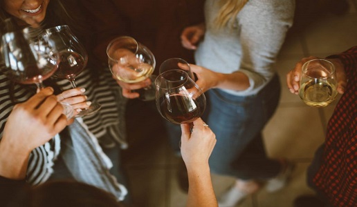 donne che bevono vino