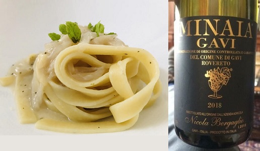 Fettuccine con la cipolla di Partanna e menta abbinate a Gavi del Comune di Gavi Docg Minaia 2018 Nicola Bergaglio