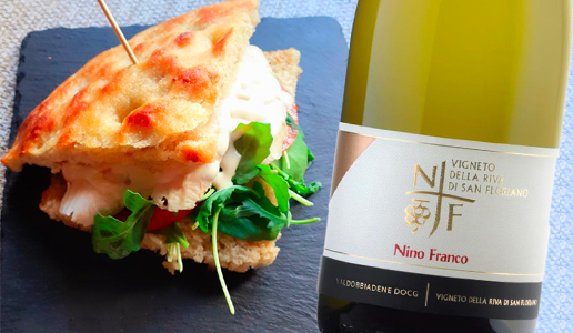 focaccia-con-petto-di-pollo-alle-erbe-Valdobbiadene-Prosecco-Superiore-Vigneto-della-Riva-di-San-Floriano-2018-Nino-Franco