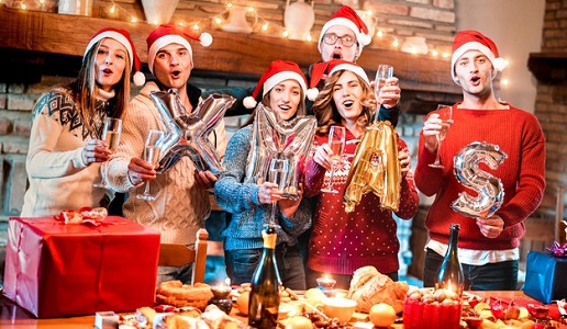 Amici che festeggiano le feste Natale