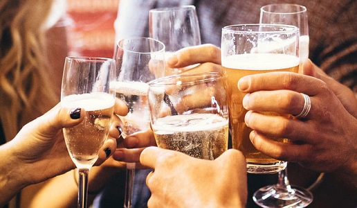giovani bevono birra altro