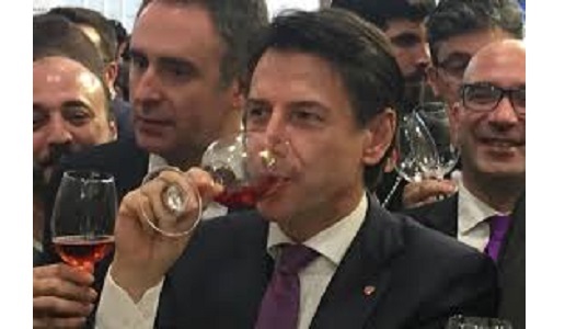 Premier Giuseppe Conte beve vino