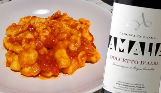 Gnocchi di patate al sugo con pesto di lardo e Dolcetto d’Alba 2021 Amalia Cascina in Langa