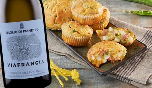 Muffin con provolone dolce, piselli e prosciutto cotto e Sicilia Viognier Riserva Viafrancia 2021 Baglio di Pianetto.