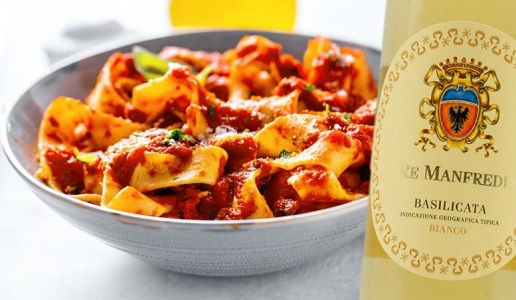 Pappardelle con pesto di pomodorini secchi e Basilicata Bianco Il Manfredi 2022