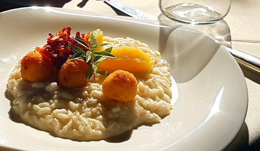 Risotto al Casolet con mousse di mela, speck croccante e praline di formaggio