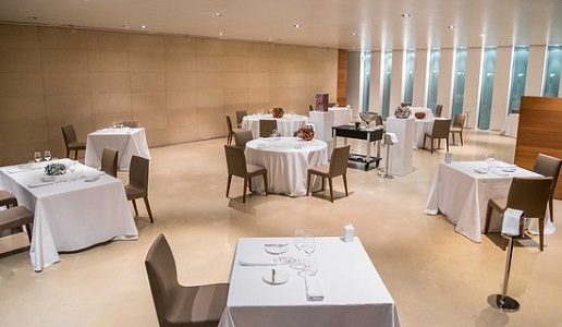 sala ristorante tavoli distanziati