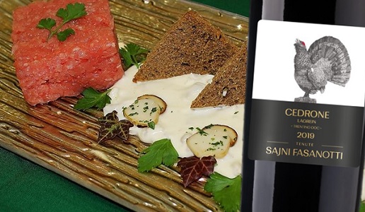 Tartare di fassona al tartufo e Trentino Lagrein Cedrone 2019 Tenute Sajni Fasanotti