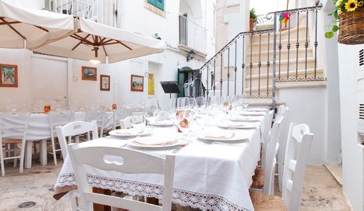 U Curdunn Locorotondo - tavoli all'aperto 1