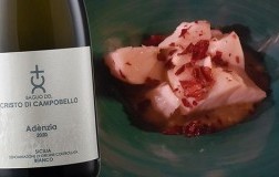 Baccalà con peperoni cruschi e Sicilia Adènzia Bianco 2020 Baglio del Cristo di Campobello 
