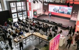 Autochtona Award 2021 la premiazione Daniele Cernilli presidente giuria in diretta streaming dal Vinitaly Special Edition - stand The DoctorWine collection 