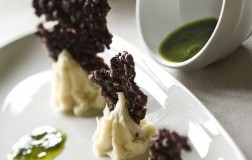 Baccalà mantecato con chips di riso Venere e olio al prezzemolo 
