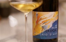 Ca' d'Gal Moscato d'Asti Vite Vecchia 2016 con calice