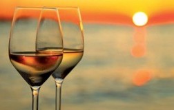 Calice vino bianco spiaggia