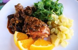 Cosciotti di pollo con porro, olive e paprika