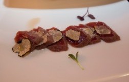 Crudo di tonno rosso all’aceto mediterraneo e petali di tartufo nero