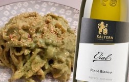 Fettuccine di farro con pesto di pistacchi e Alto Adige Pinot Bianco Vial 2020 Kaltern Kellerei Cantina