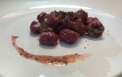 Gnocchi di rapa rossa e tartufo nero 