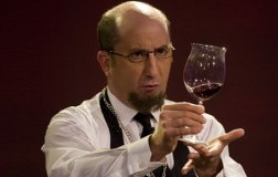 Antonio Albanese sommelier per la Borgogna immaginaria DoctorWine. Editoriale Daniele Cernilli