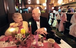 La donna sceglie il vino a cena