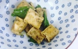 Mezze maniche con rucola e pistacchi pestati