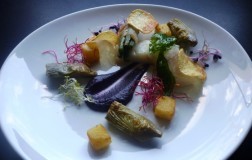 Nasello confit su crema di carote viola 