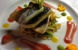 Orata alla piastra su giardiniera di verdure