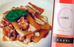 Paccheri con cozze mediterranee e crema di stracchino con Salento Negroamaro Rosato Coré 2020 Coppi Casa Vinicola dal 1882